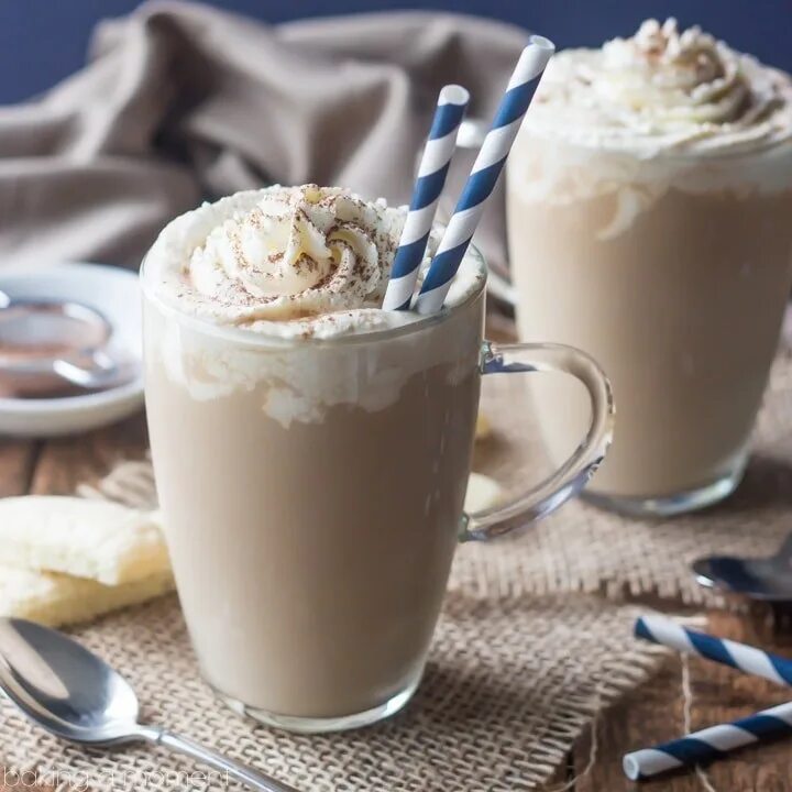 Холодный кофе с мороженым. Милкшейк тирамису. Латте тирамису. Милк Шейк коктейль. Молочный коктейль тирамису.