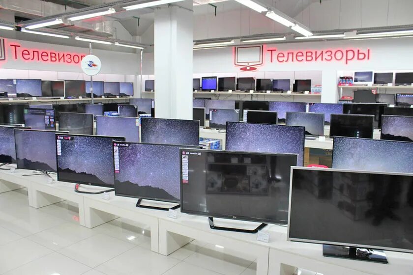 Магазины техники телевизоры. Магазин телевизоров. Магазин техники телевизоры. Витрина с телевизорами. Выкладка телевизоров.