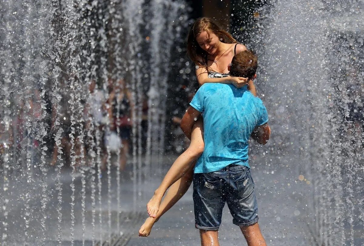 Мокрая пара. Мужчина и женщина под дождем. Двое под дождем. Парень под дождем. Мужчина и женщина под дождем.