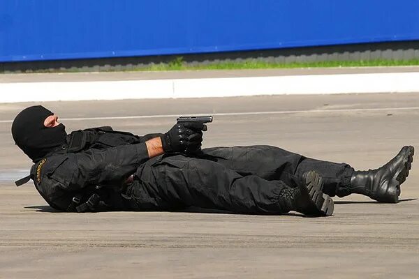 Омона всем лежать. Группа захвата гбр. Омона всем лежать. Группа гбр спецназ. Омоновцы в школе.