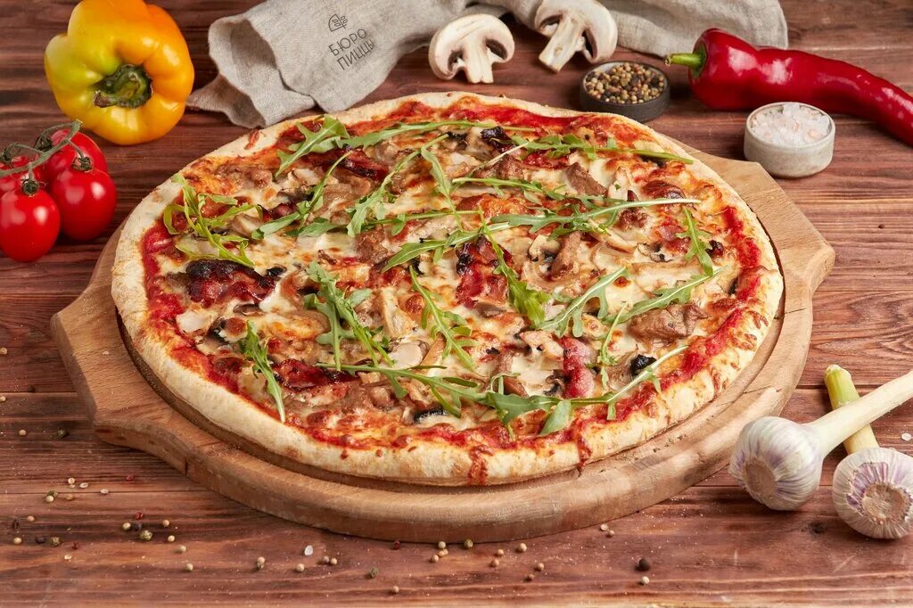 римская пицца салями. пицца в форме сердца. королевская пицца милано. много пиццы. пицца в кафе.