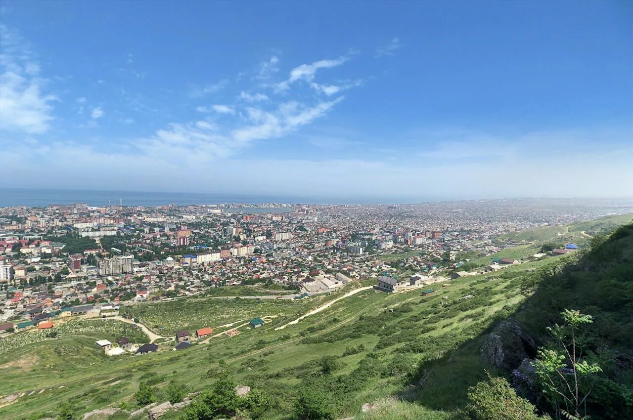 Гора тарки тау. Тарки Тау Махачкала. Гора Тарки-Тау и смотровая площадка. Вид на Махачкалу с горы Тарки Тау.