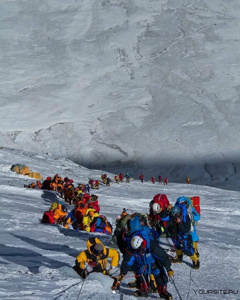 Джомолунгма восхождение. Очередь на Эверест 2019. Очередь на Эверест 2022. Эверест покорение вершины. Сколько по времени подниматься на эверест