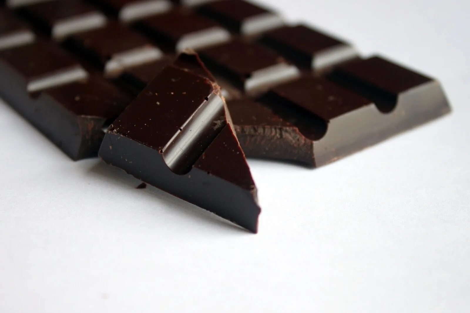 Темный шоколад фото. Черно белый шоколад. Белый и черный шоколад. Шоколад фото. Белый и темный шоколад.