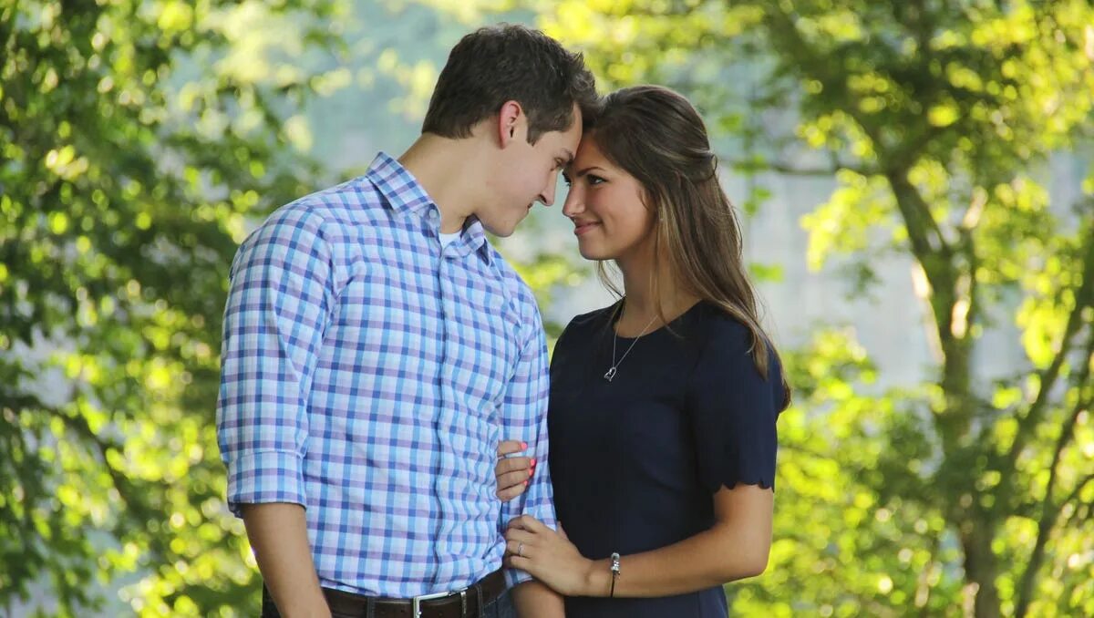 Dating surprises. Мужчина дарит подарок. Общение парня и девушки. Встреча мужчины и женщины. Парень и девушка в кафе.