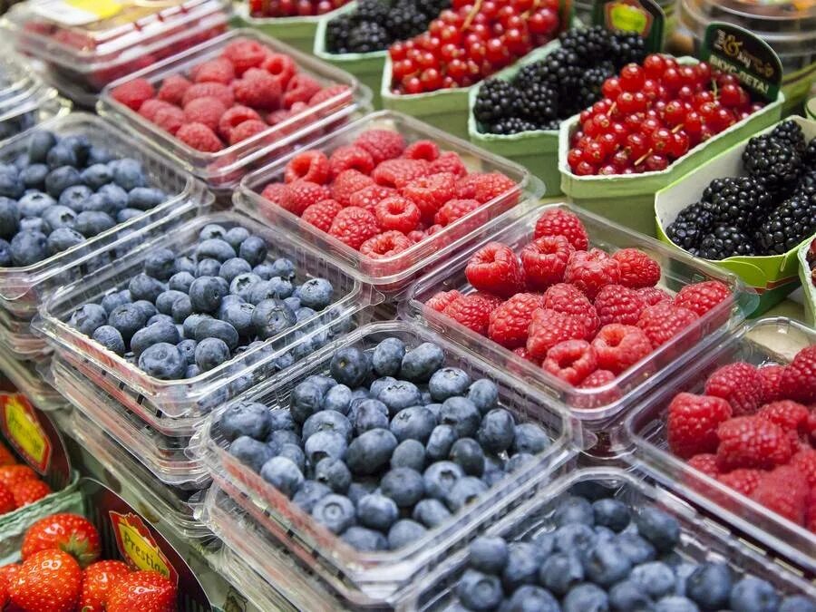 Какие фрукты являются ягодами. Ягоды. Ягоды на прилавке. Фрукты и ягоды. Ягоды на рынке.
