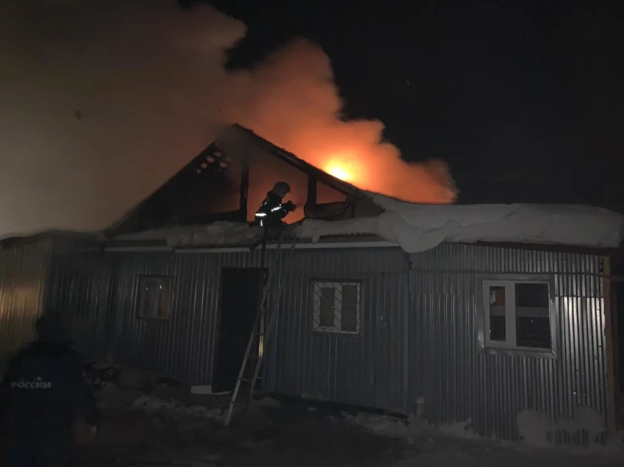 Сгоревшее складское помещение. Пожар в Троицко Печорске вчера. Пожар в Нарьян Маре на Строителей. Сгорели рабочие