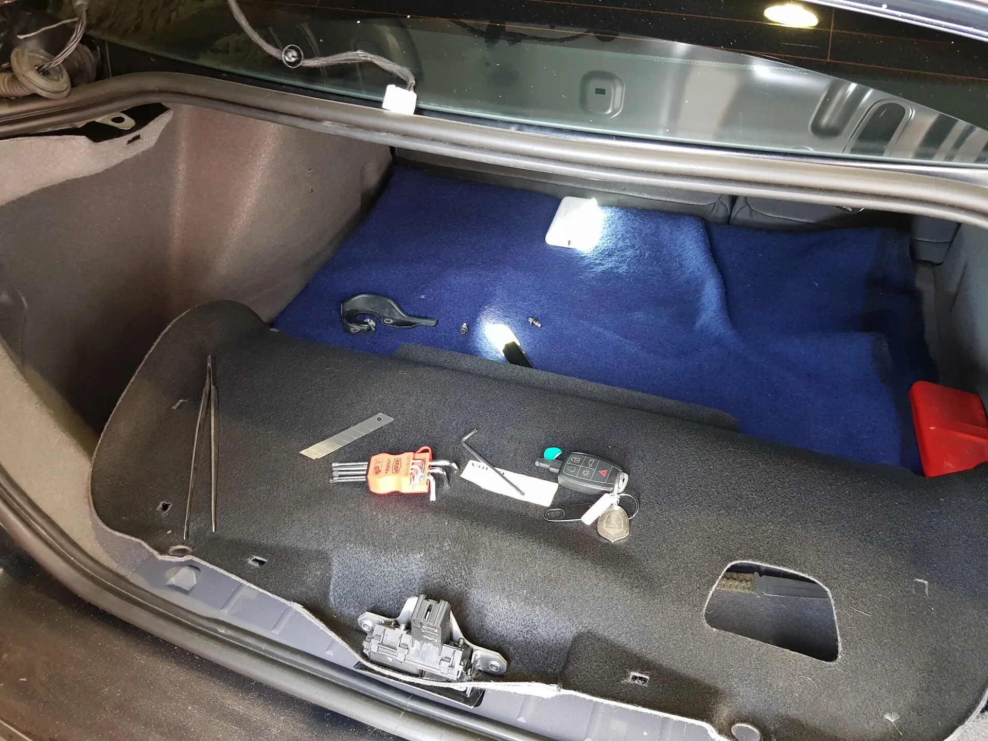 Как открыть закрытый багажник. Volvo s40 багажник. багажник на вольво с 40. volvo s40 1 поколение багажник. volvo s80 багажник.
