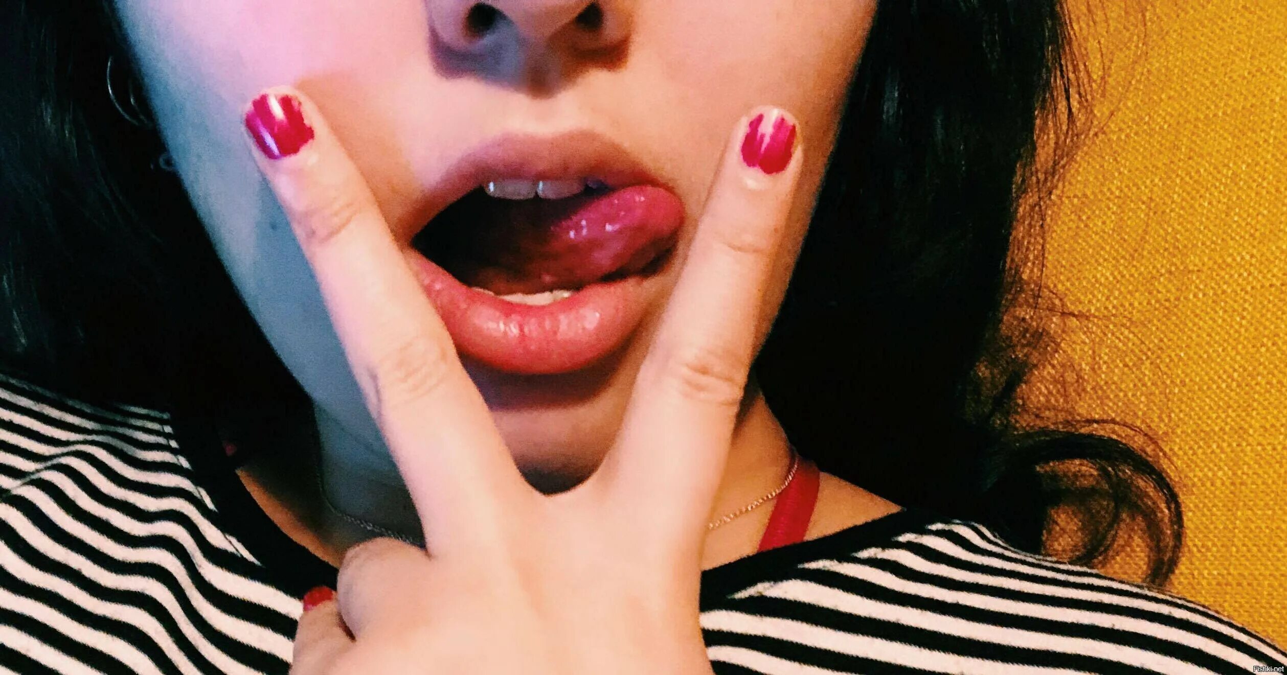 Тату на пальцах мужские. Язык между двумя пальцами. Язык между двумя пальцами. Язык между двумя пальцами. Девушка с языком.