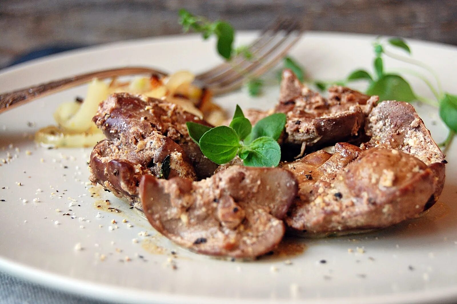 Как вкусно приготовить отварную печень. Блюда из куриной печени. печень куриная жареная.
