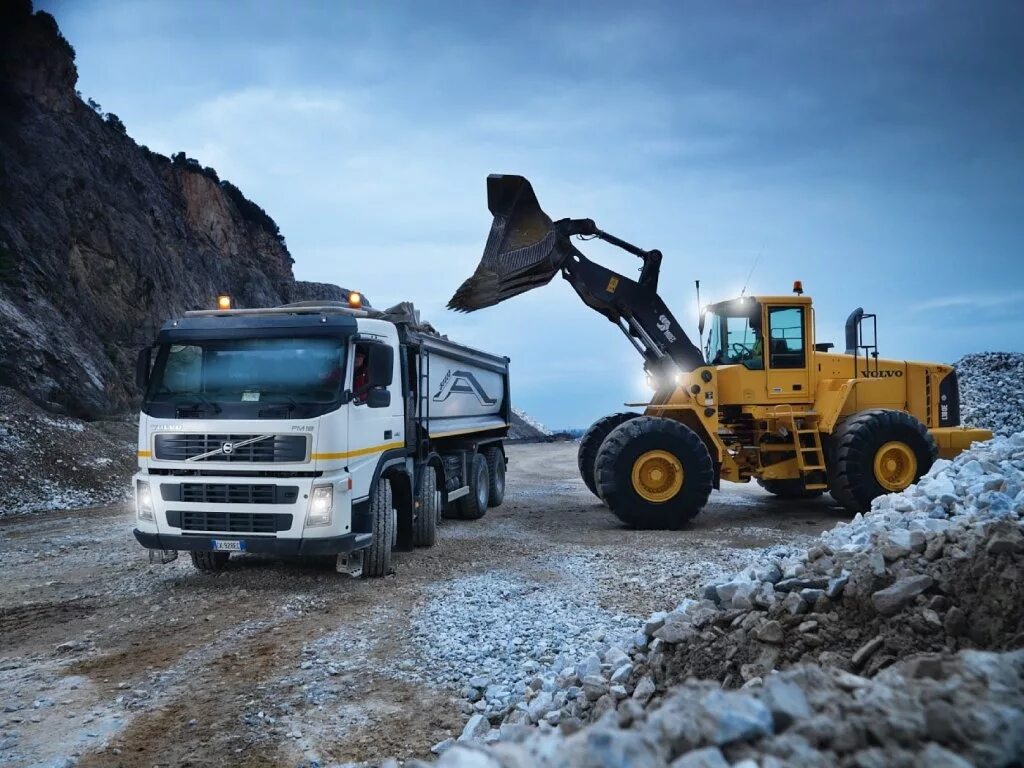 Автомобильная спецтехника. Карьерный погрузчик volvo. самосвал вольво песок. спецтехника &quot;самосвал&quot;. спецтехника на стройке.