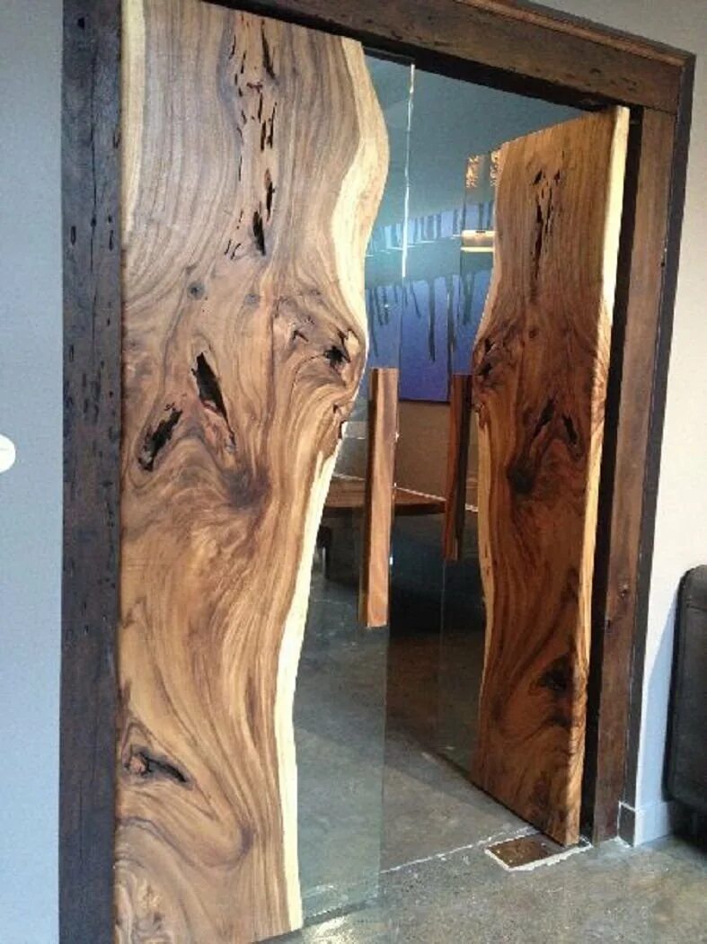 Дверь из эпоксидной смолы. Амбарная дверь из слэб. Слэбы из дерева в интерьере. Дверь из слэба. Двери из эпоксидной смолы и дерева.
