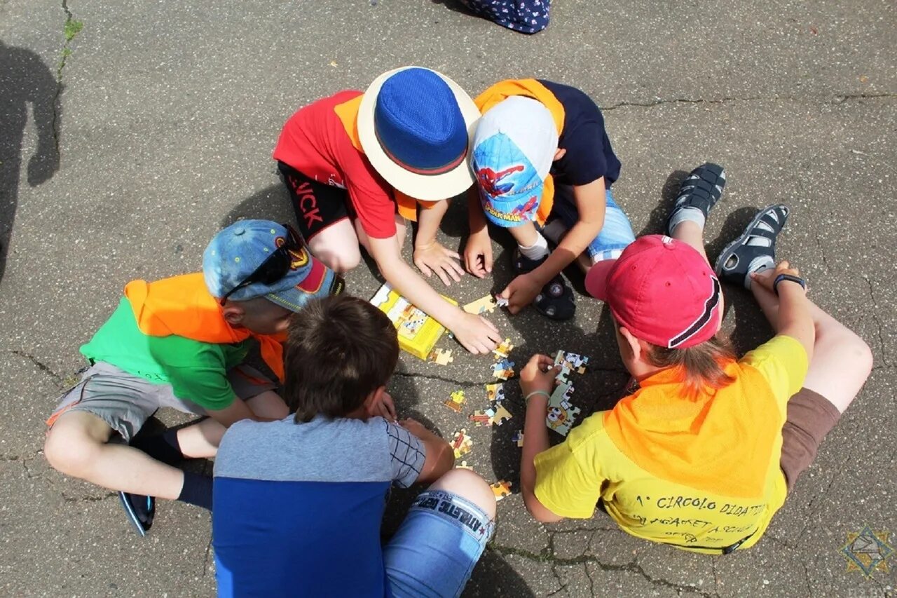 летний лагерь при школе. дети в пришкольном лагере. летний оздоровительный лагерь. детский лагерь при школе. пришкольный лагерь.