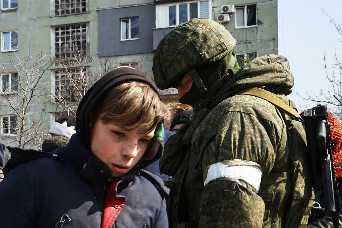 Военный с ребенком. Дети военнослужащих. Военные спецоперации на Украине. Русские военные на Украине. Последние новости спецоперации рф на украине