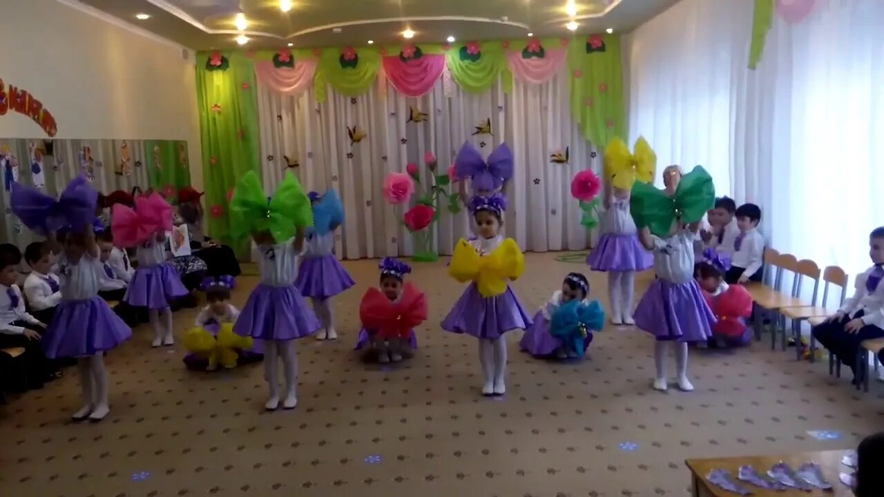 Танец губки бантиком в детском саду видео. Танцы старшая группа. бантики для танца. танец с цветами старшая группа. танец губки бантиком.