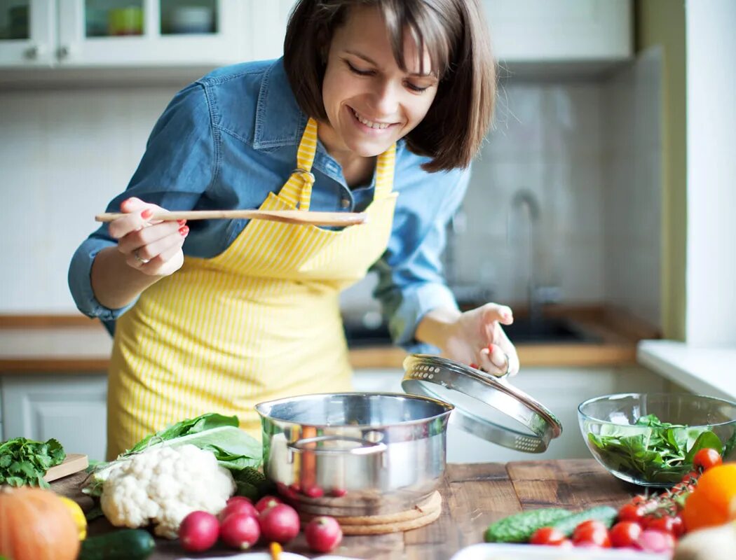 My mother said i like cooking. Женщина готовит. Готовка на кухне. Женщина на кухне. Готовка пищи.