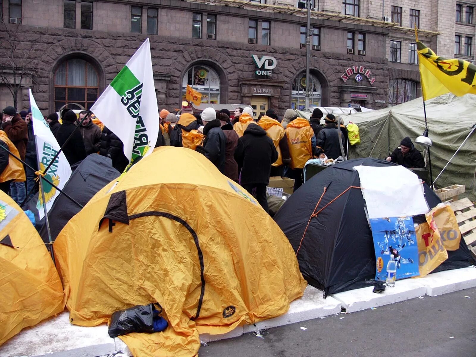 Orange revolution. Оранжевая революция 2004. Оранжевая революция на Украине 2004 палатки. Майдан оранжевая революция на Украине. Майдан 2004 года Украина.