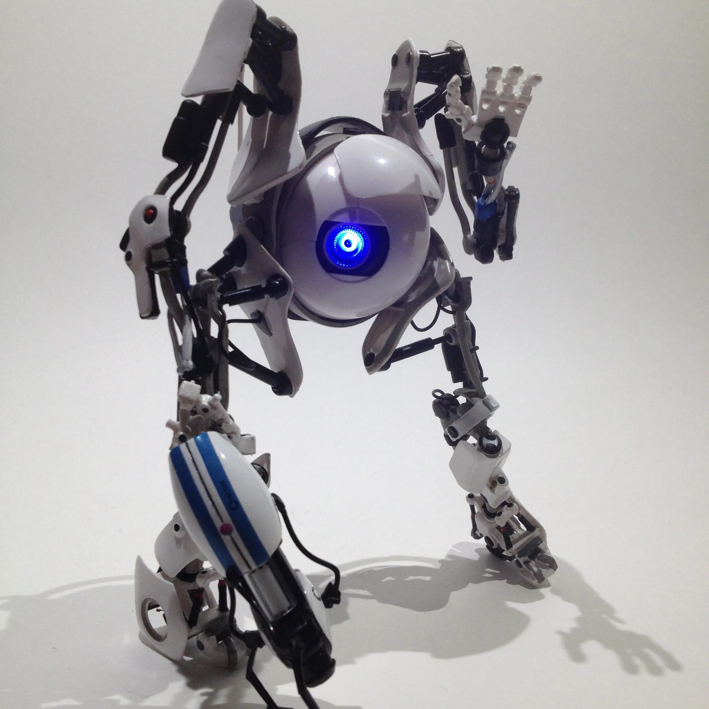 Bad 2 робот. Portal 2 атлас и пибоди. portal 2 роботы. portal 2 atlas neca. portal 2 фигурки.