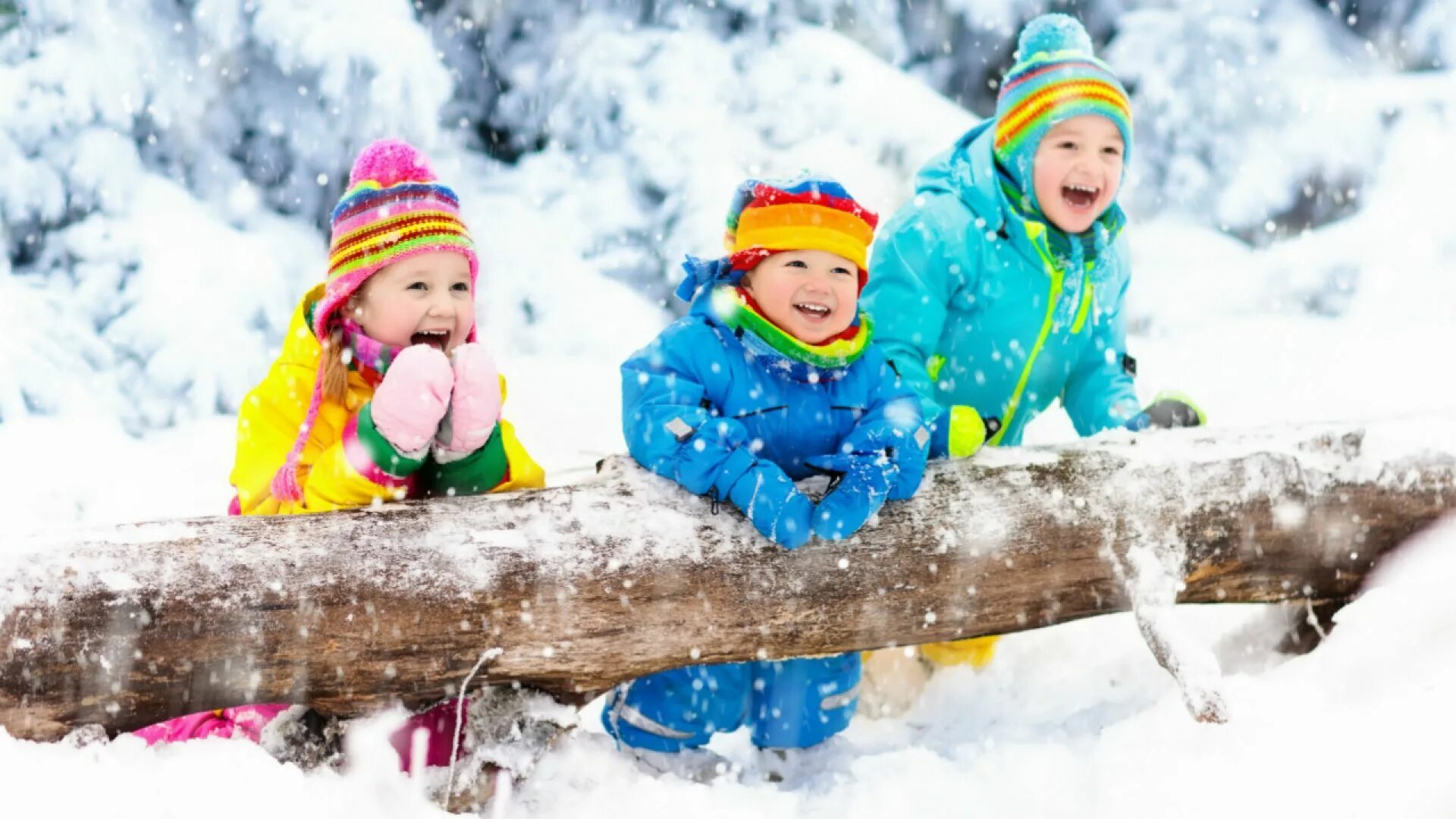 Игры со снегом. Дети зимой. Зимние детские игры. Зимние игры на улице. Ребенок играет со снегом.