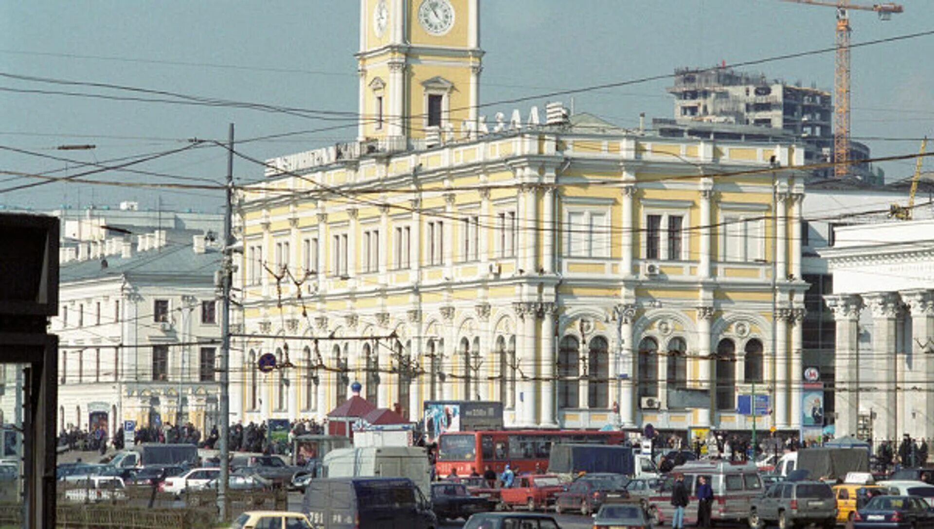 Ленинградский вокзал Москва. Площадь Ленинградского вокзала в Москве. Ленинградский вокзал Архитектор тон. Москва Октябрьская Ленинградский вокзал.