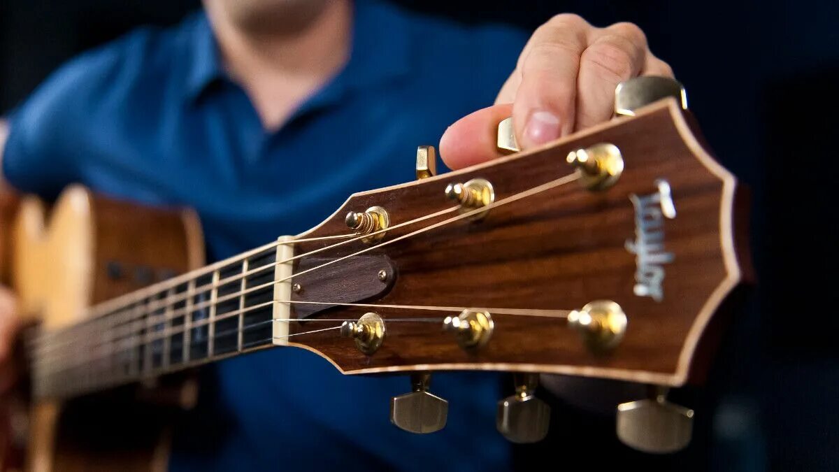 Мальчик гитарист. Хобби гитара. Гитара слух. Гитара слух. Настроить гитару.