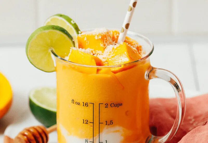 Манго ласси. Индийская манго ласси. Ласси напиток в индии. Манго ласси смузи. Mango banana lassi.