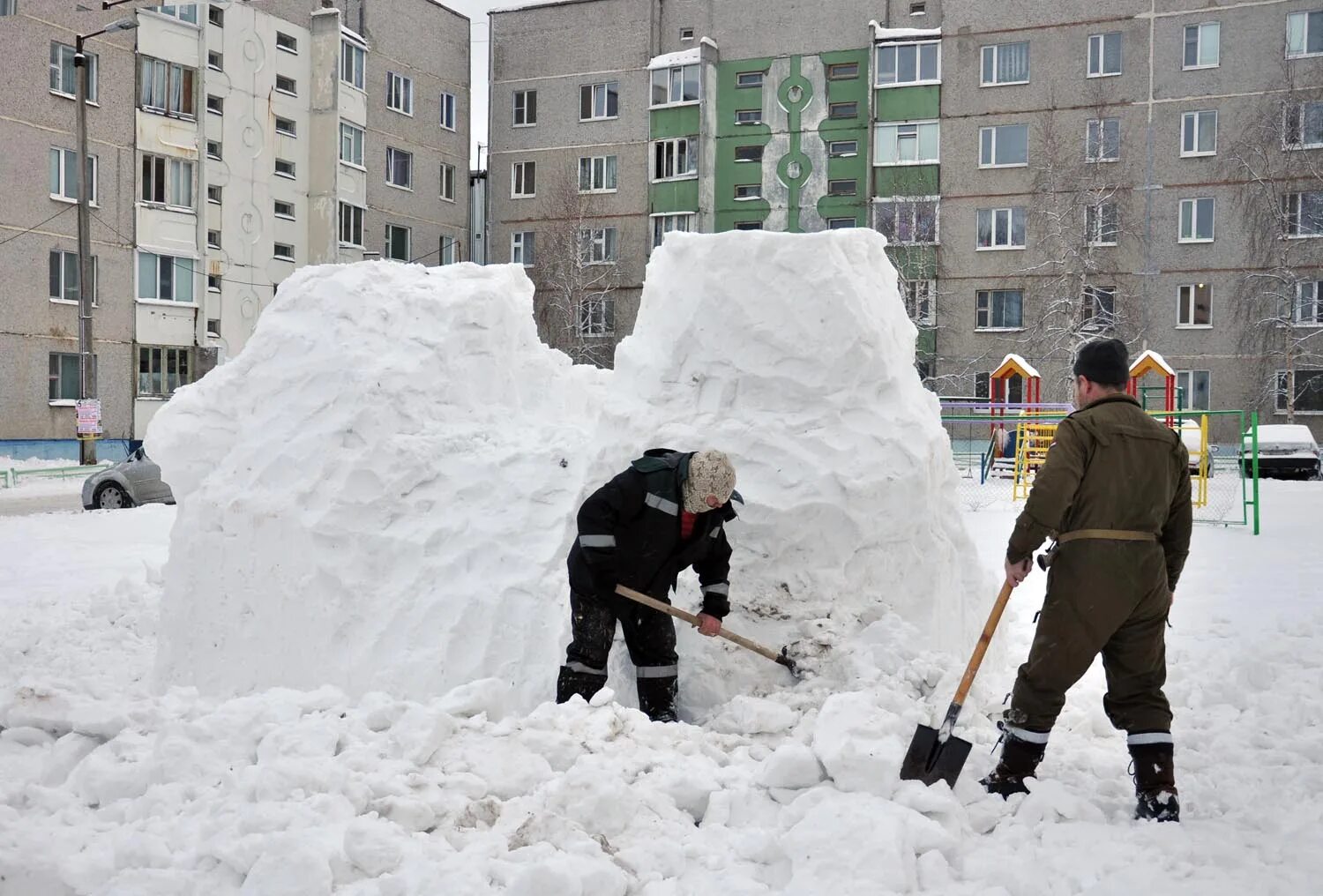 Строим горку во дворе. Снежные постройки. горка из снега. снежные городки. горка из снега во дворе.
