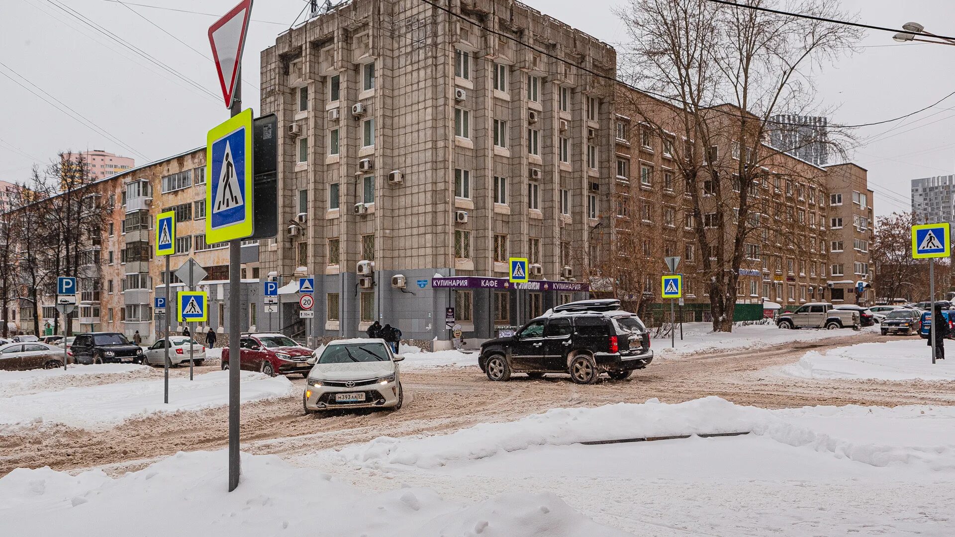 Пермь 15 апреля. Снег в Перми. Пешеходный переход. Пешеходный переход в России. Снег в Перми 2022.