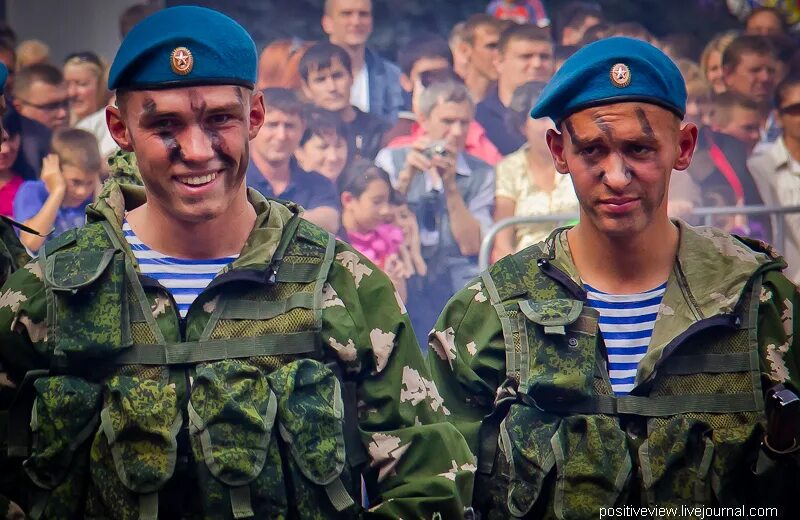 Включи десантника. Форма десантника парашютиста. Десант ВДВ. Военные десантники.