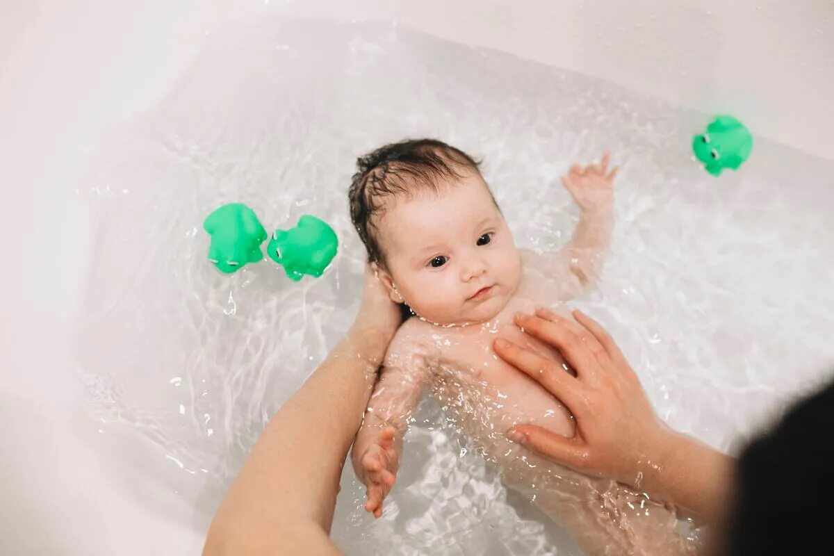 Малыш купается. Грудным детям в ванную. Купание новорожденного ребенка. Дети моются в ванной.
