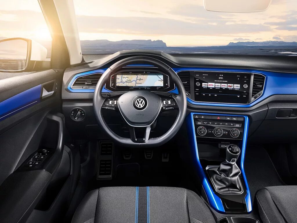 Фольксваген тирок. Фольксваген vw t roc. volkswagen t-roc интерьер. volkswagen t-roc салон. фольксваген t-roc (2017).
