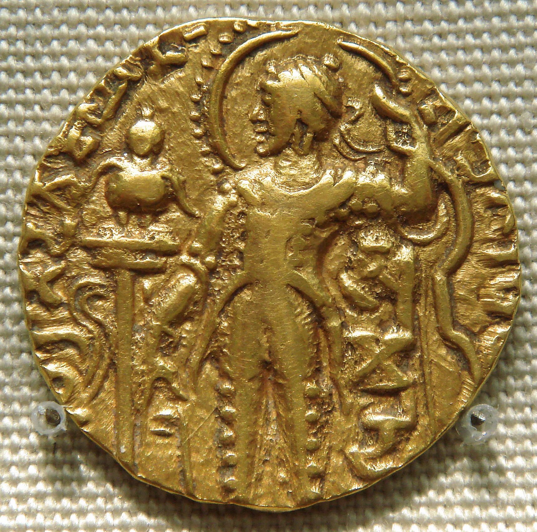 Монеты древности. Золотые монеты древней Индии. Монетная чеканка древней Индии. Самая древняя монета.