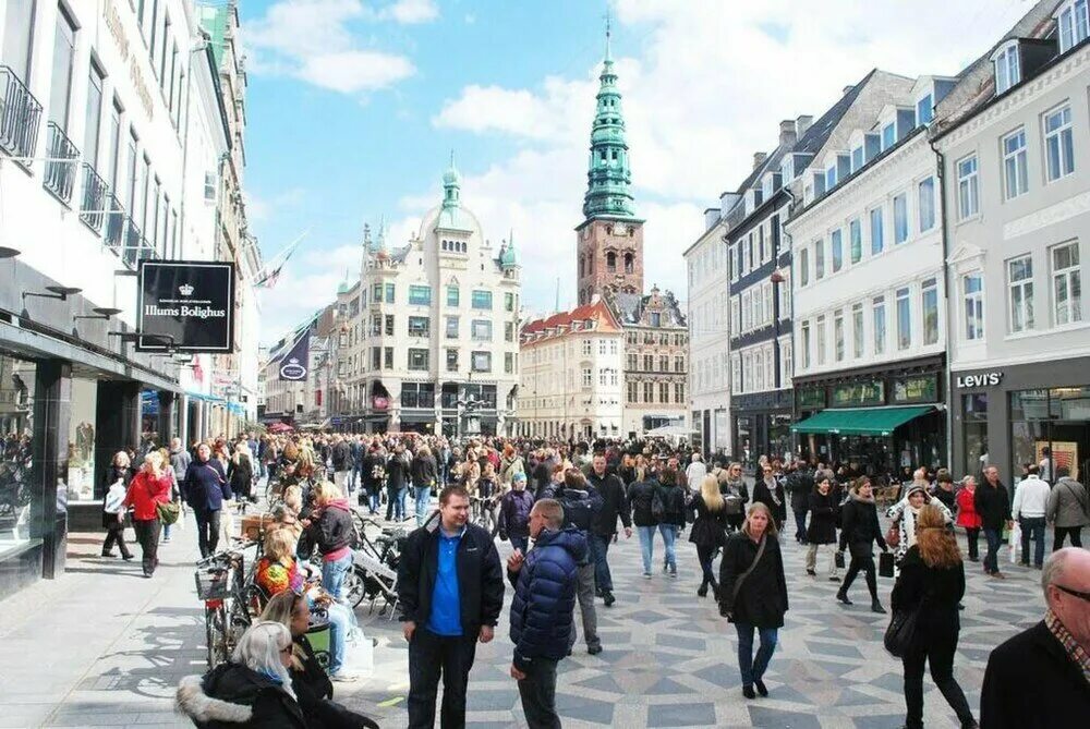 Время в копенгагене сейчас. Строгет Копенгаген. Улица Строгет в Копенгагене. Пешеходная улица Строгет Копенгаген.