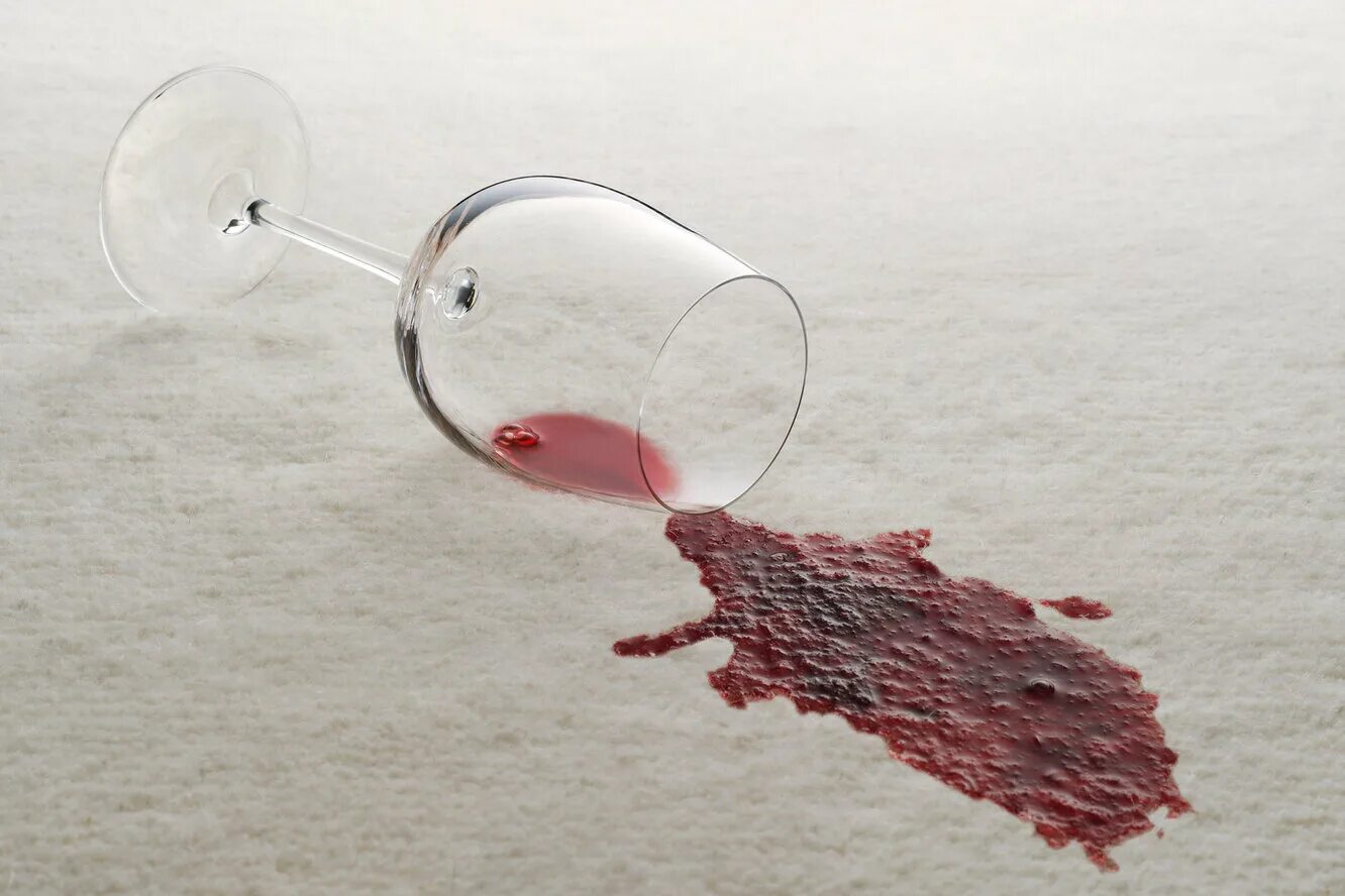 Воспитание пролить соус на скатерть. Разлитый бокал вина. Пролитое вино на скатерть. Разлитое красное вино.