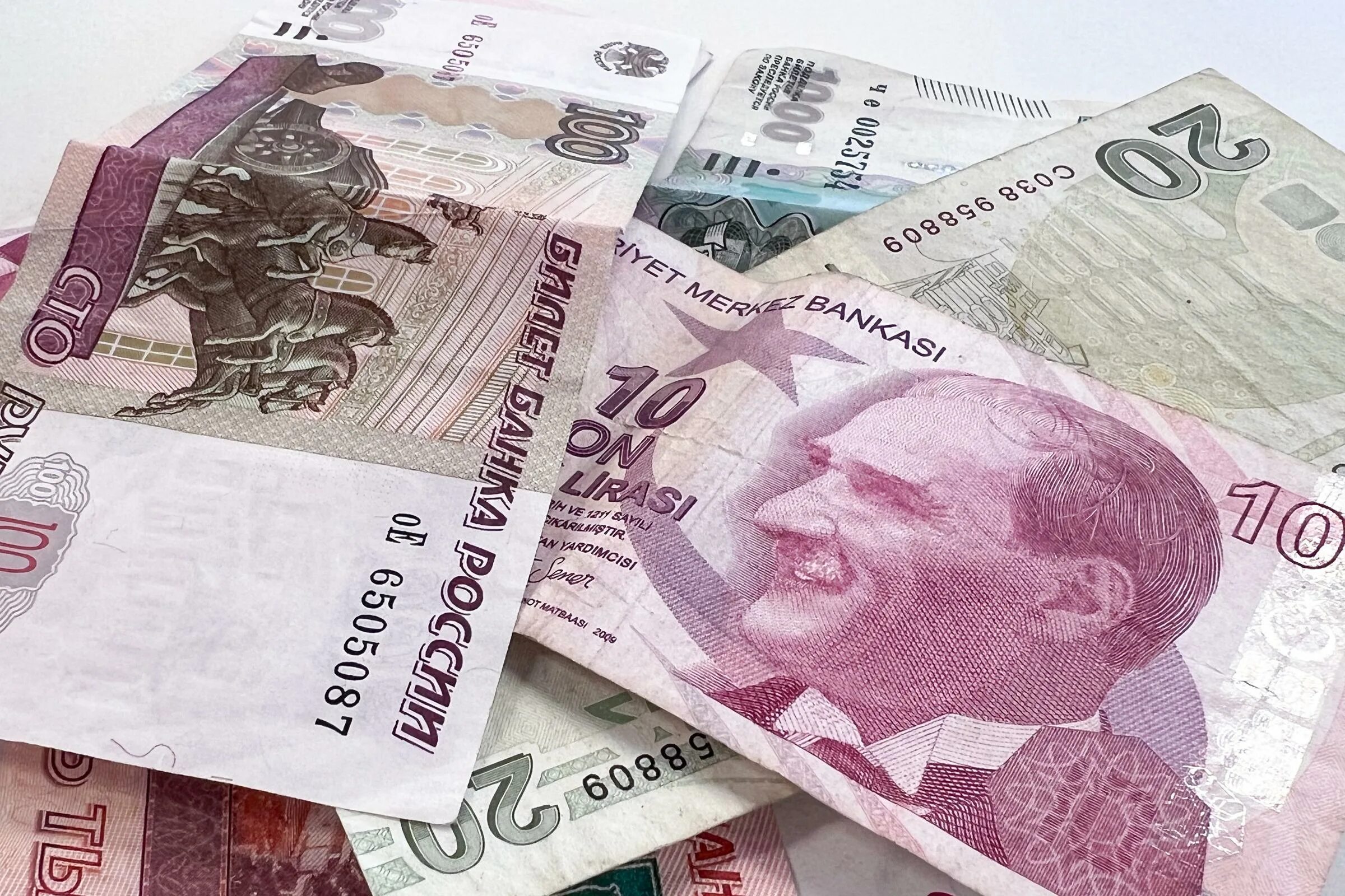 Токсичные валюты. Валюта последние новости сегодня. Рубли доллары евро картинки. Долларовый счет. 70 евро.