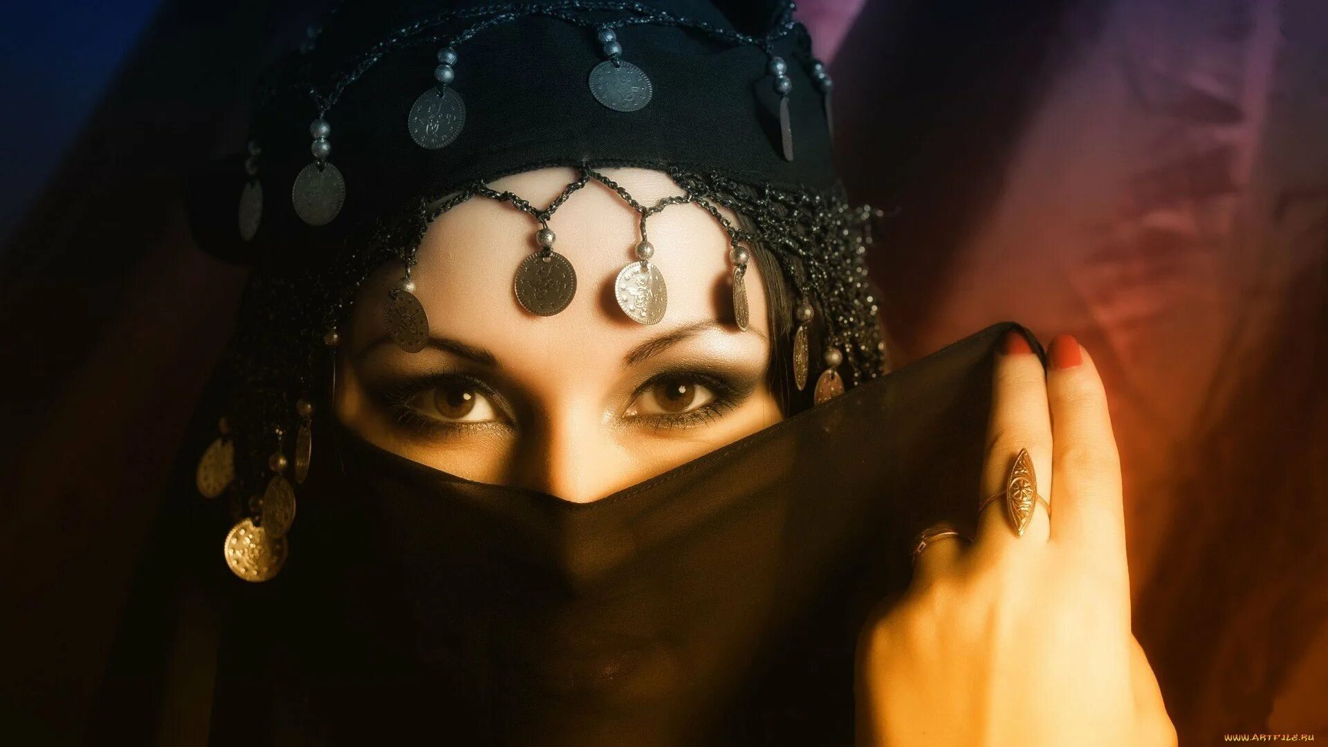 Индийские украшения. Арабские женщины. Восточная красавица. Восточные песни девушка восточная. Восточный макияж.