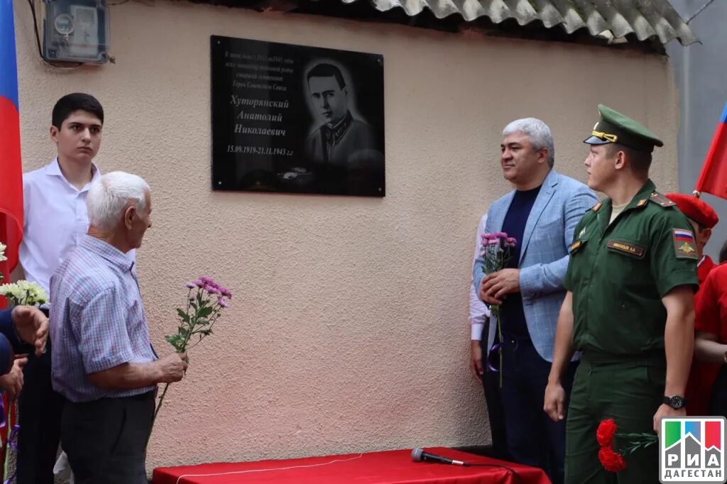 Хуторянский герой советского Союза Буйнакск. Памятник Анатолию Хуторянскому в Буйнакске.