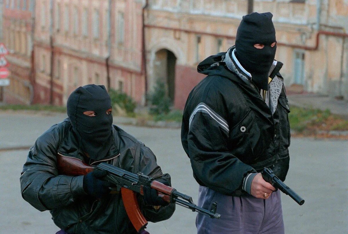 Российские про бандитизм. Бандиты в масках с оружием. Бандит с автоматом. Бандитское формирование.