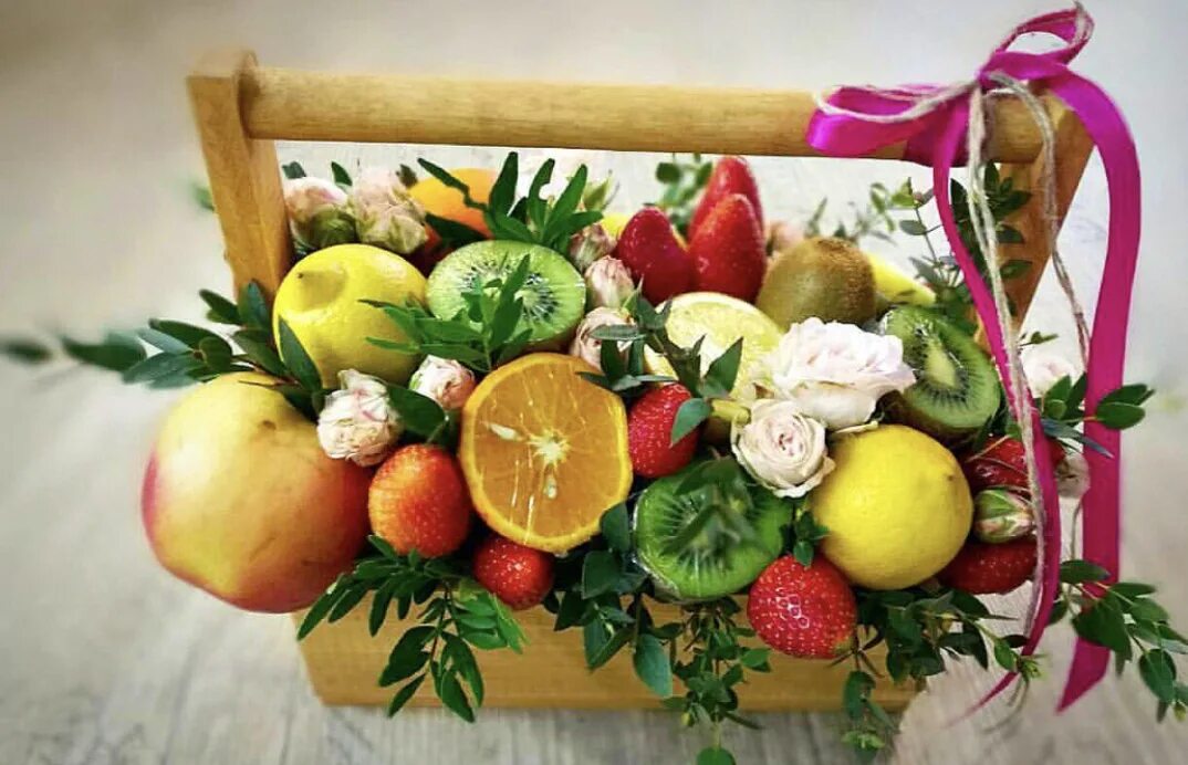 фрукты в красивой упаковке. идея подарка с фруктами. как подарить фрукты оригинально. поделка фрукты в банке. корзина фруктов в подарок идеи.