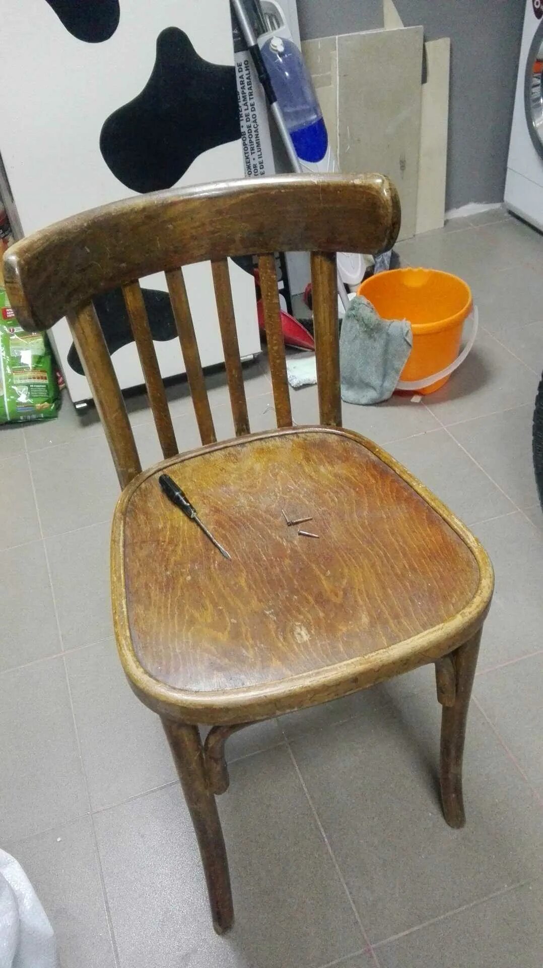 Старые сидушки. Старый стул. Старый стул со спинкой. Венский стул старый. Реставрированные стулья.