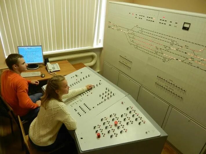 Организация перевозок и управление на транспорте. Профессии в железнодорожном колледже. Организация и управление на транспорте. Организация перевозок и управление на железнодорожном транспорте. Диспетчерское управление движением поездов.