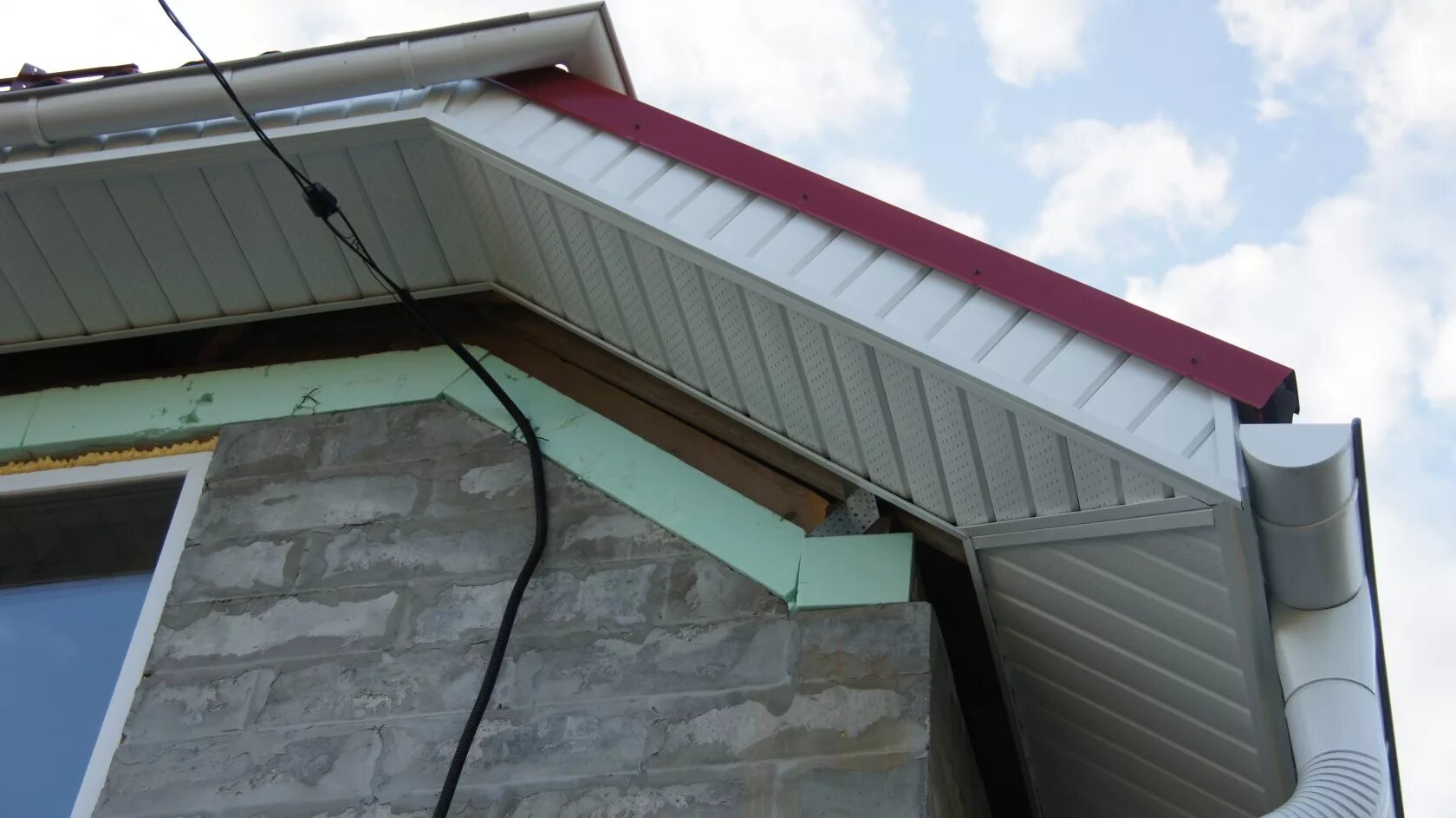 Подшив профнастилом. Подшивка карниза профлистом. Софиты для подшивки крыши медь. Подшив профнастилом. Металлопрофиль на подшивку крыши.