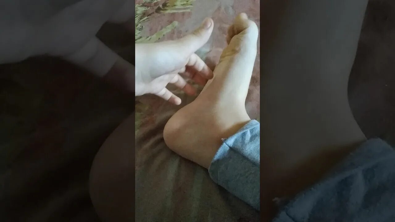 Про щекотку пяток. Щекотать пятки. щекотка пяток. щекотка пяток детей.