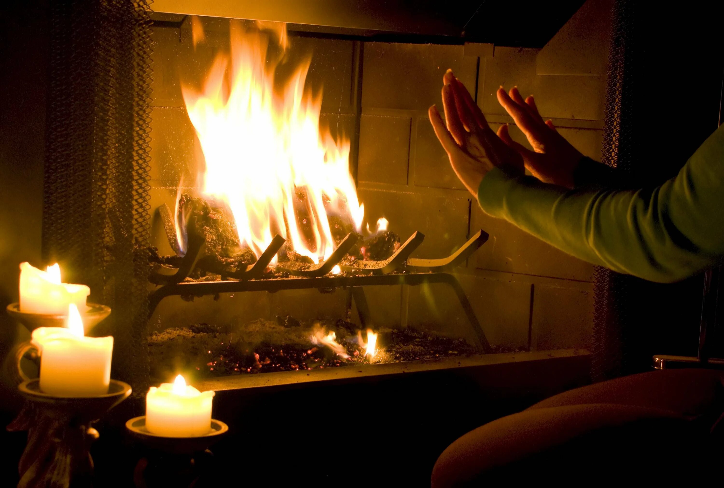 Костер камин. Камин в темноте. Огни в топках морок. Загородный дом горящий камин. Камин в избе.