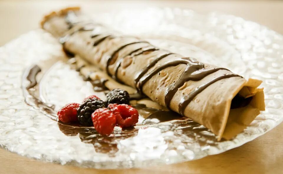 Блины с белым шоколадом. Блины с белым шоколадом. Блинчики с нутеллой и бананами. Блины с белым шоколадом. Pancakes с белым шоколадом.