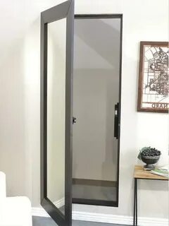 Зеркальная распашная дверь
