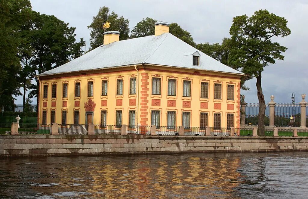 Домик петра i на петровской набережной. Русский музей домик петра 1. Домик петра 1. Дом первых. Первый дом петра 1 в санкт-петербурге.