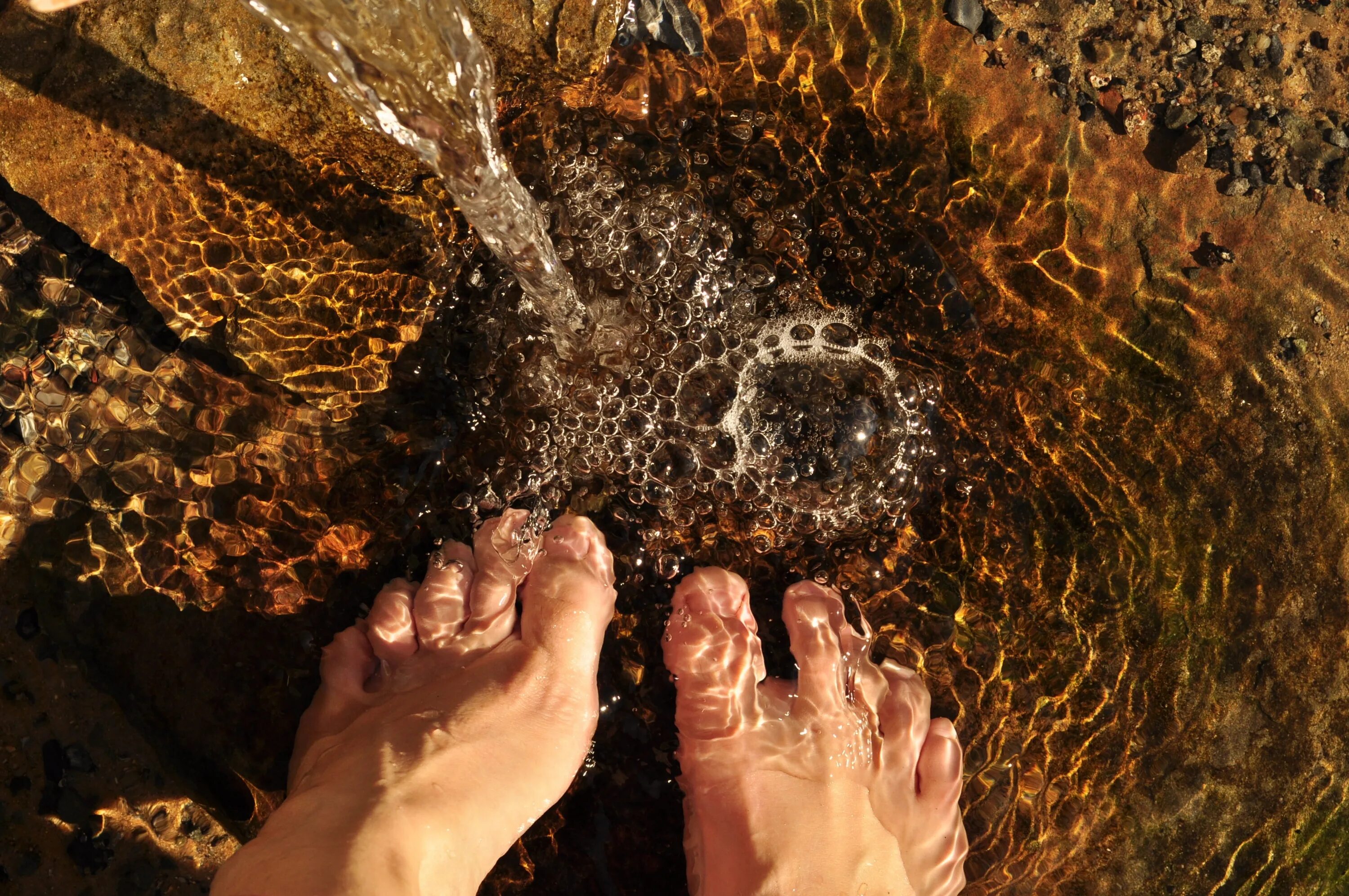 Ноги в воде. Ноги в ручье. Почва под ногами. Ноги в воде фото. Течет вода из ноги