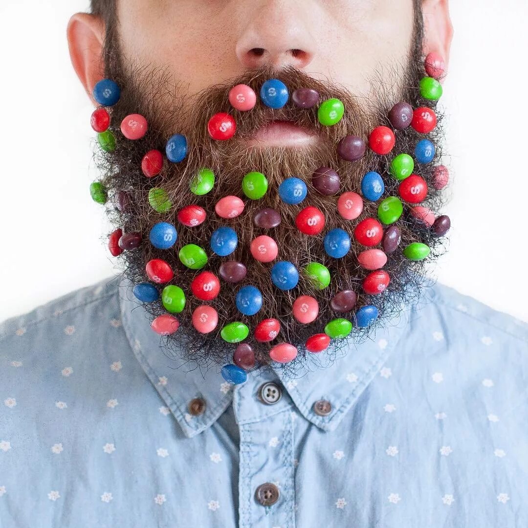Украшают мужика. Разноцветная борода. Елочные игрушки для бороды. Крашеная борода. Креативная борода.