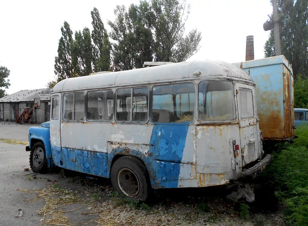 Автобусы старые дороги. Старые автобусы. Российские автобусы старые. Старые пассажирские автобусы. Очень старый автобус.